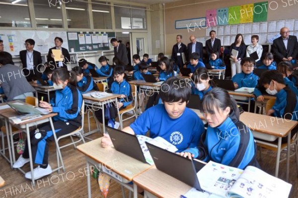 英語学習ツール「ワールドクラスルーム」導入　音更の中学校　全校公費負担は道内初