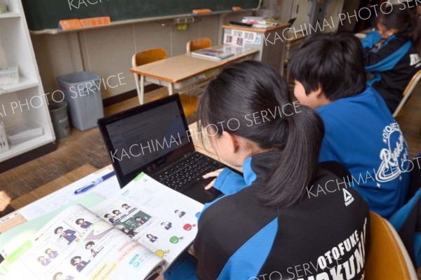 英語の授業で「ＷｏｒｌｄＣｌａｓｓｒｏｏｍ」を使ってスピーキング練習をする緑南中の１年生ら