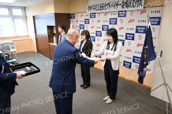 委嘱状を受け取る