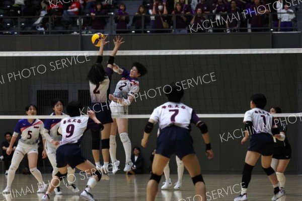【女子決勝リーグ・帯南商―帯大谷】帯南商は第２セット、（２）の速攻が決まり２３―１５とする