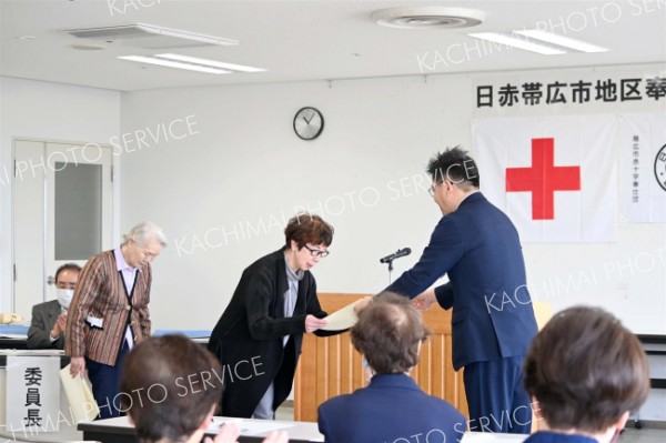２０年以上金色有功章を受ける（左から）田中さん、瀧澤さん