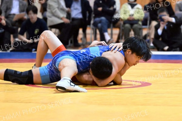 【団体戦・帯北―千歳北陽・５５キロ級】相手を押さえ込みフォール勝ちした帯北