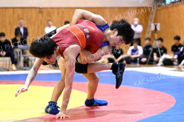 【団体戦・帯北―千歳北陽・５１キロ級】投げ技を仕掛ける帯北