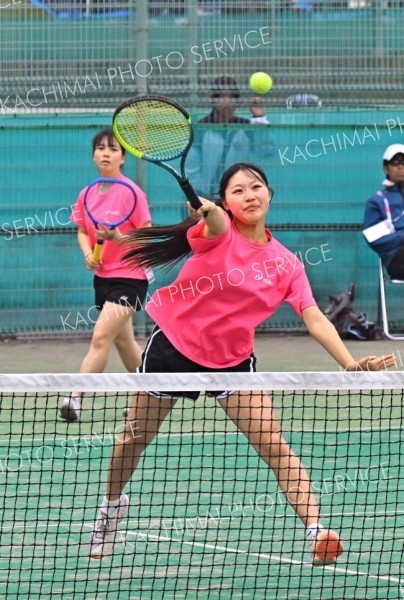 【女子個人戦ダブルス・準々決勝】ハイボレーをたたき込む帯大谷の細谷柚葉（手前）。宮本陽稔と息を合わせて８強まで勝ち進んだ