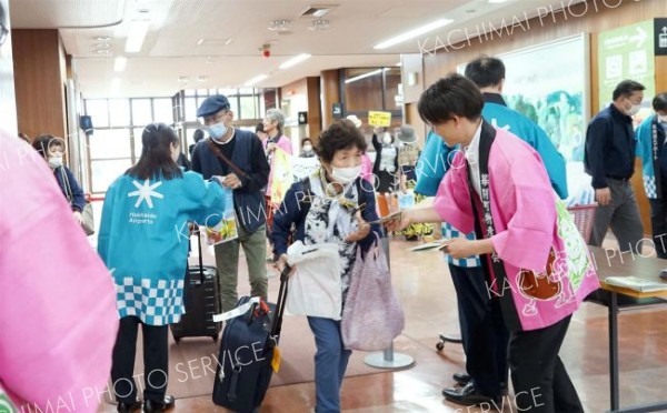 帯広空港から宮崎へ直行チャーター、ソラシドエアが初運航　２００人超のツアー客
