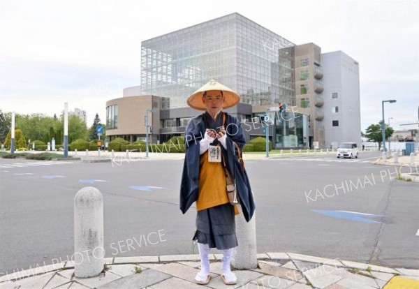キリスト教巡礼路への旅を控えＪＲ帯広駅周辺で托鉢する
