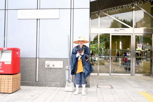２日夕方ごろにＪＲ帯広駅前で托鉢している