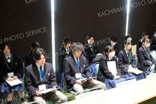 町議会定例会・一般質問を傍聴する大樹高校の３年生ら