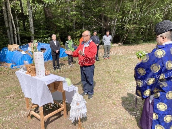 登山者の安全と山の平穏を関係者で祈願した