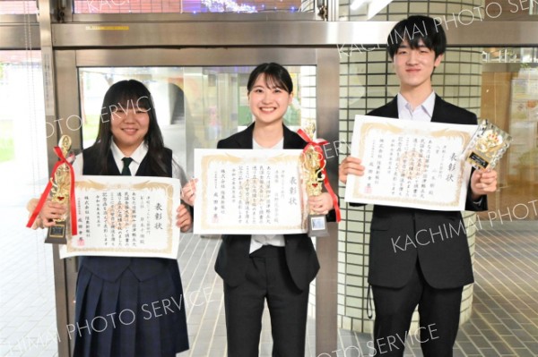 石黒会、堂々歌唱　日野さん津軽三下りの部で準優勝　高校生の入賞　五大民謡全国大会