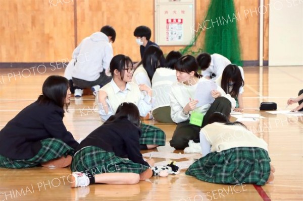 「貴重な体験学ぶ」　上士幌高生と大学生が対話型ワークショップ参加