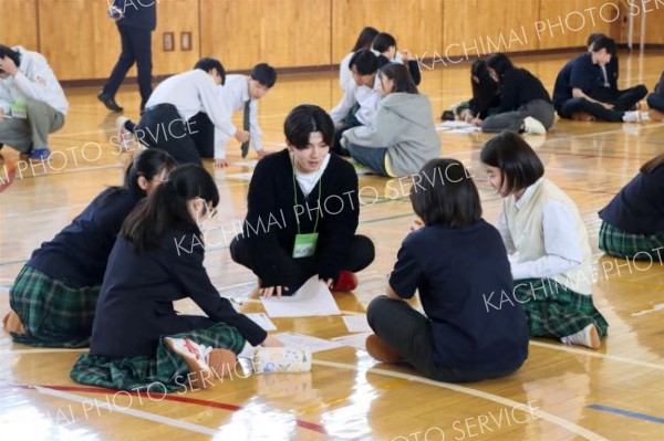 学生との対話などを通して自分の将来を考える生徒たち　