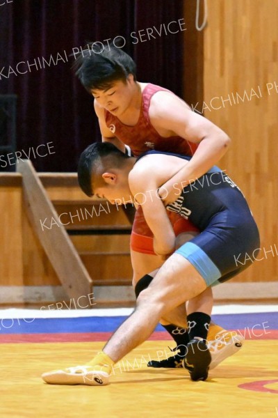 【男子個人戦７１キロ級】相手の体勢を崩し優位に試合を進める
