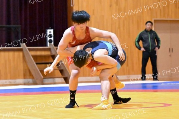 【男子個人戦７１キロ級】相手の体勢を崩して優位に試合を進める