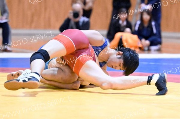 【男子個人戦６０キロ級】相手を組み伏せホールド勝ちした