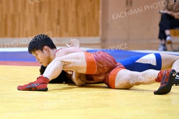 【男子個人戦６５キロ級】相手の上体をがっちりと押さえ込みフォール勝ちした