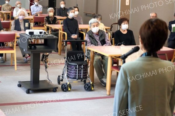 詩吟で入居者ら楽しませる　岳峯会が音更の「すずらん」慰問