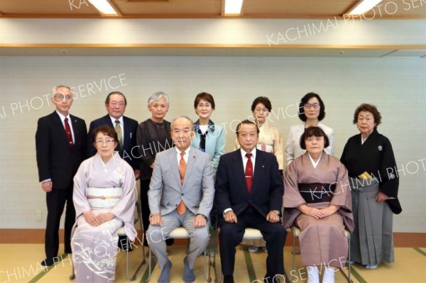 ボランティア活動を行った「とかち岳峯会」の役員ら