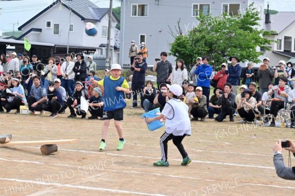 緊張の一瞬、ボールの行方は（７日、新得、小野寺俊之介撮影）