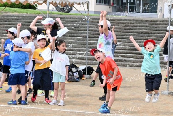 白組の勝利に喜び爆発（７日、新得、小野寺俊之介撮影）