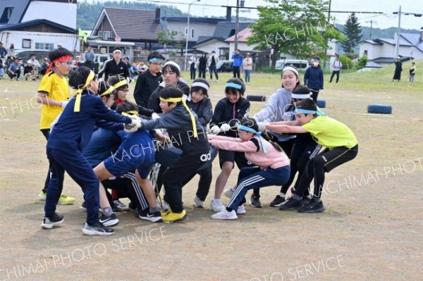 一歩も譲らない－。６年生の団体競技「タイヤ大戦争」（７日、新得、小野寺俊之介撮影）