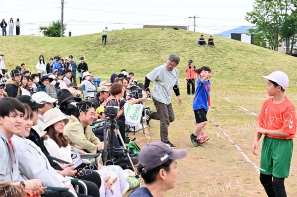 「プレステ５持っているお父さん」いませんか？（７日、新得、小野寺俊之介撮影）