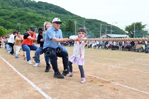 お題は「サングラスをかけている人」、５年生の借り物綱引き（７日、新得、小野寺俊之介撮影）