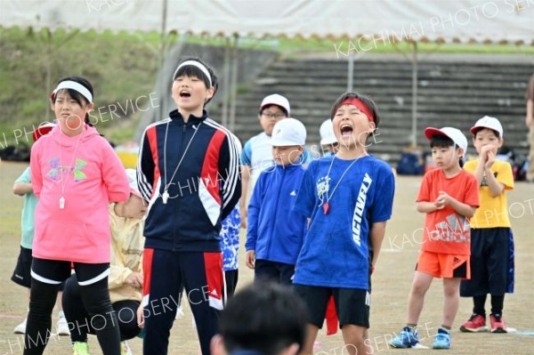 紅白の応援団長が健闘誓う（７日、新得、小野寺俊之介撮影）