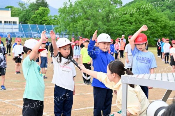 １年生４人が選手宣誓（７日、新得、小野寺俊之介撮影）