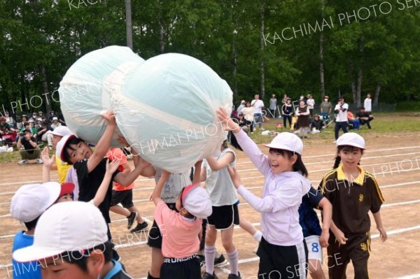 みんな落とすなよ！　力を合わせて運べ、運べ！（７日、音更鈴蘭、内形勝也撮影）