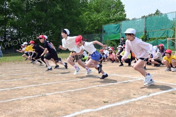 低い姿勢でロケットスタート（７日、音更鈴蘭、内形勝也撮影）