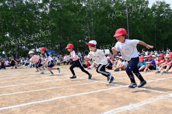 ヨーイ、ドン！　絶対に勝つぞ！（７日、音更鈴蘭、内形勝也撮影）