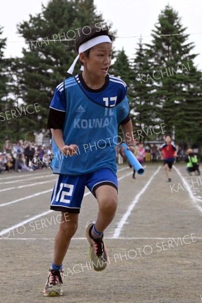 リレー競技で１位となり右手を握りしめる６年生（７日、帯広光南、須貝拓也撮影）