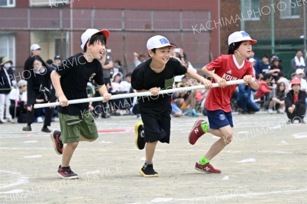 棒引き競技で息を合わせてゴールを目指す３年生（７日、帯広光南、須貝拓也撮影）