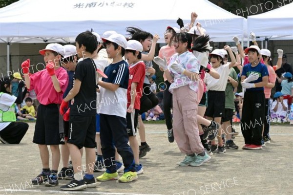 「やったぞ、勝利だ！」。タイヤ転がし競技を制して喜ぶ白組の５年生（７日、帯広光南、須貝拓也撮影）