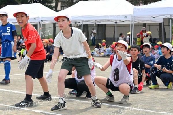 接戦となったタイヤ転がし競技で前走者に声を掛ける５年生（７日、帯広光南、須貝拓也撮影）