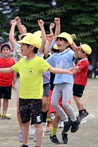 「やったぞ！」。大玉転がしで勝利を喜ぶ２年生（７日、帯広光南、須貝拓也撮影）