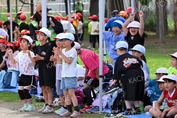 下級生の競技に声援を送る児童（７日、帯広光南、須貝拓也撮影）