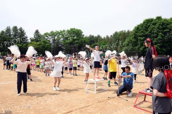応援合戦で声を張り上げる児童ら（７日、帯広、助川かおる通信員撮影）