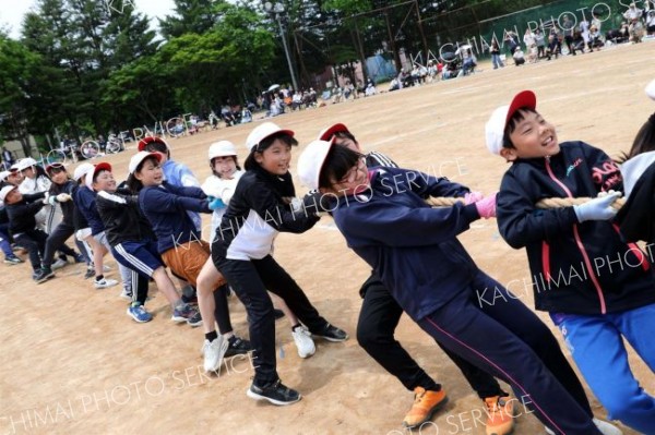 ５・６年生による競技「綱引き王座決定戦　全力で引きまくれ」。力を合わせて綱を引っ張る児童ら（７日、帯広、助川かおる通信員撮影）