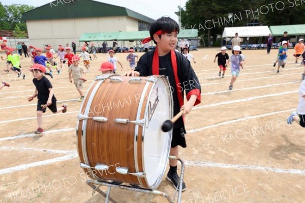 帯小ソーランを披露するため、太鼓の音とともに駆け足で入場する全校児童（７日、帯広、助川かおる通信員撮影）