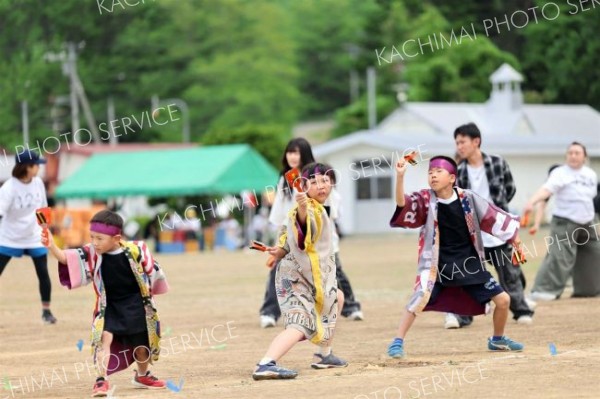 最後の運動会で、力強くよさこいを踊る児童ら（７日、途別、長尾悦郎通信員撮影）