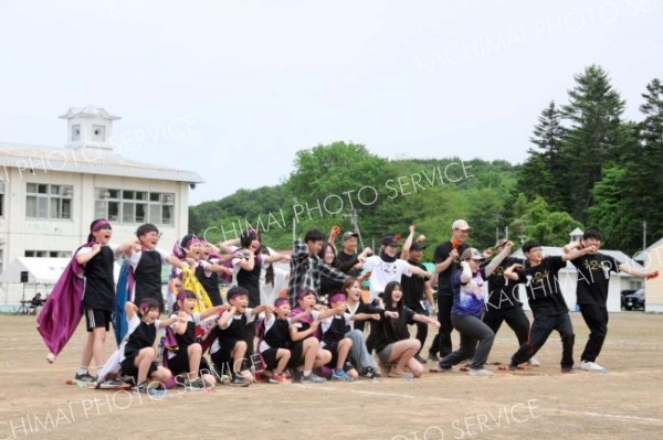 「ヤー」。最後の運動会、地域住民と一緒によさこいを踊る児童ら（７日、途別、長尾悦郎通信員撮影）