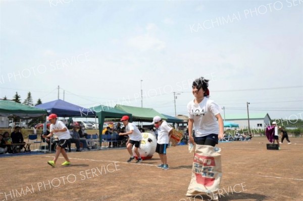 最後の運動会、一番目指してゴールへ走る児童ら（７日、途別、長尾悦郎通信員撮影）