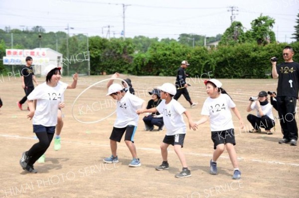 最後の運動会、団体種目で息を合わせる児童ら（７日、途別、長尾悦郎通信員撮影）