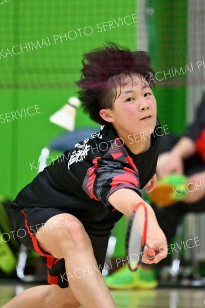 【女子団体戦決勝・帯柏葉―帯三条】シングルス戦の第２ゲーム、帯柏葉の樋口葵が果敢にシャトルを打ち返す（金野和彦撮影）