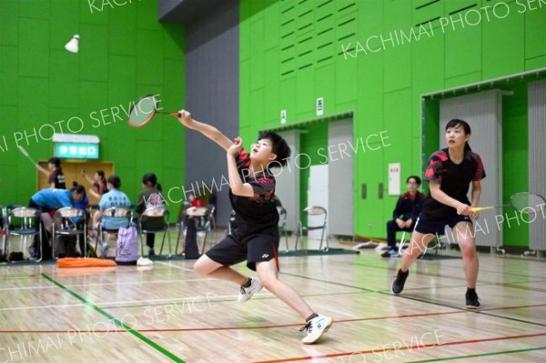 【女子団体戦決勝・帯柏葉―帯三条】ダブルス戦の第１ゲーム、帯柏葉の樋口葵（左）が果敢に打ち返しポイントを奪う。（金野和彦撮影）