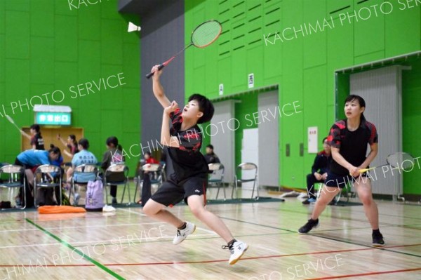 【女子団体戦決勝・帯柏葉―帯三条】ダブルス戦の第１ゲーム、帯柏葉の樋口葵（左）が果敢に打ち返し、ポイントを奪う。