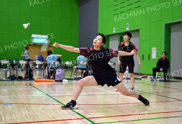 【女子団体戦決勝・帯柏葉―帯三条・決勝】ダブルス戦の第１ゲーム、帯柏葉の貝谷悠莉（手前）がシャトルを打ち返す。（金野和彦撮影）
