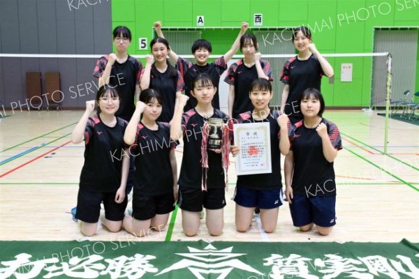 女子団体戦で優勝した帯柏葉